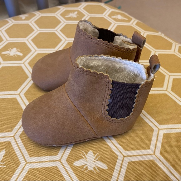 John Lewis baby boots with fuzzy lining and sticky grips on bottom, 3-6 months - Picture 2 of 5